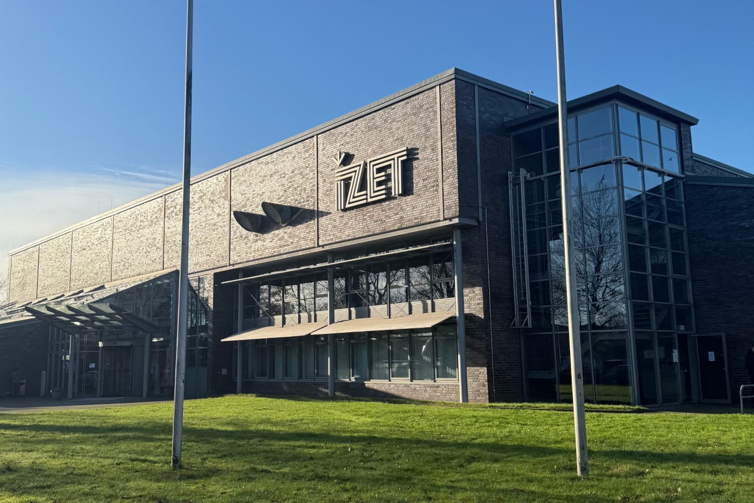 Frontal view of the Innovation Center (IZET) in the InnoQuarter Itzehoe